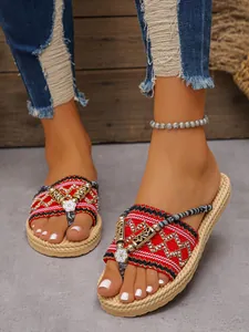 Detailansicht der Boho-Flip-Flops mit rotem Ethno-Muster und Goldverzierungen