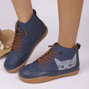 Detailopname van blauwe hoge casual damesschoenen met een gedetailleerde kattenprint