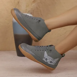 Gedetailleerd overzicht van grijze hoge platte schoenen met schattige kattenprint.