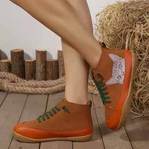 Gedetailleerd overzicht van hoge platte damesschoenen met kattenprint en groene veters.