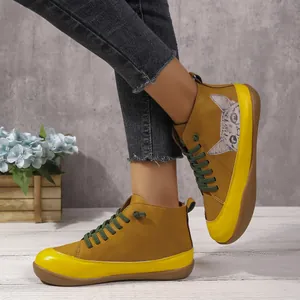 Gedetailleerd overzicht van bruin-gele hoge schoenen met een schattige kattenillustratie