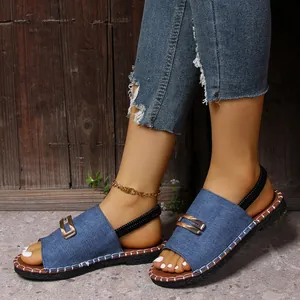 Sandales plates en denim avec boucle dorée pour femmes, style de plage décontracté.