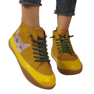 Gelbe High-Top Freizeitschuhe für Damen mit Katzen-Print und grünen Schnürsenkeln.