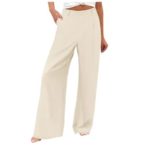 Dettaglio dei pantaloni casual beige a vita alta da donna, che mostra vestibilità e trama.