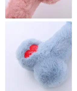 Dettaglio ravvicinato di un osso di peluche per cani con ricamo a forma di cuore