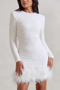 Detailansicht eines weißen Paillettenkleides mit langen Ärmeln und elegantem Federumfang.