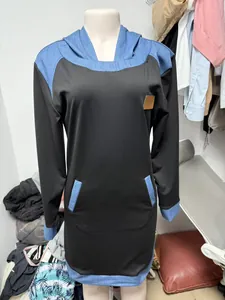 Vista dettagliata di una felpa nera da donna con inserti stile denim blu a contrasto
