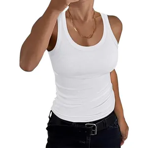 Nahaufnahme eines weißen gerippten Tanktops mit tiefem Rundhalsausschnitt und schmaler Passform