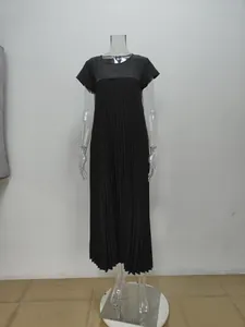 Elegantes schwarzes Maxikleid mit Rundhalsausschnitt und feinen, edlen Plisseefalten