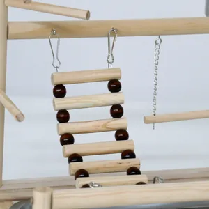 Gros plan d'une échelle d'escalade en bois pour perroquet avec perles marron foncé