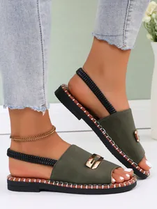 Vue détaillée de sandales plates vert olive avec boucle dorée pour femmes, style plage