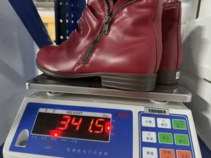 Λεπτομέρεια μέτρησης βάρους για κόκκινα μποτάκια με χοντρό τακούνι και διπλό φερμουάρ