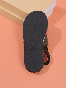 Détail de la semelle antidérapante noire de sandales plates pour femmes, taille 37