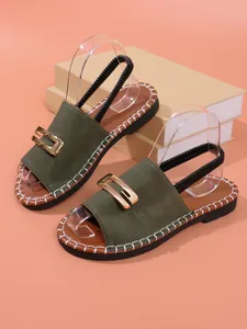 Sandales plates vert olive pour femmes avec boucle dorée et bride arrière élastique chic
