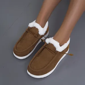 Braune Cord-Slipper mit warmem weißem Fleecefutter und dicker weißer Sohle