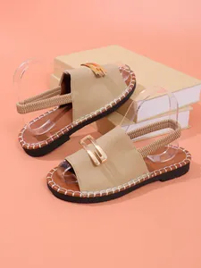 Sandales plates beiges élégantes avec boucle dorée et bride arrière élastiquée