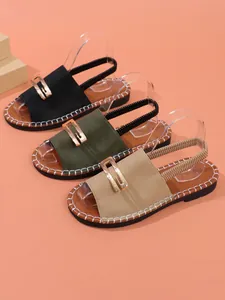 Vue détaillée de sandales plates pour femmes avec boucle dorée en trois couleurs
