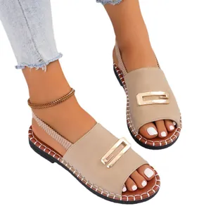 Sandales plates beiges élégantes pour femmes avec boucle dorée et bout ouvert peep-toe
