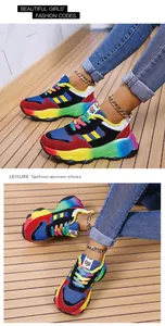 Dettaglio di sneaker chunky colorate con suole arcobaleno vivaci e design in tessuto.