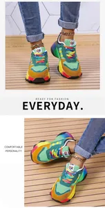 Dettaglio di sneaker arcobaleno vivaci con mesh colorato e suole chunky sfumate.