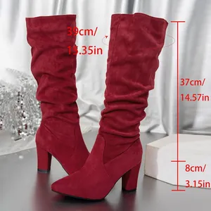 Detailansicht weinroter Wildleder-Slouch-Stiefel mit Maßangaben für Käufer