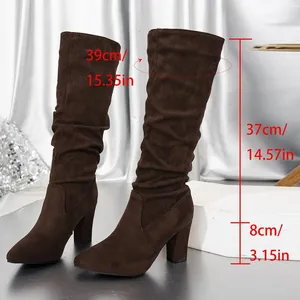 Detaillierte Ansicht brauner Wildleder-Slouchy-Stiefel mit Schaft- und Absatzmaßen