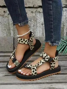 Vista dettagliata dei sandali platform leopardati con cinturini in velcro e suola spessa