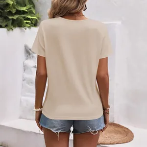 Vue arrière d'un t-shirt décontracté beige à col en V et manches courtes pour femmes