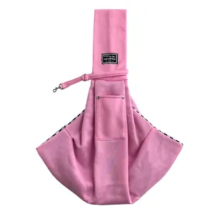 Vista dettagliata della fascia traspirante rosa per animali con tasca e gancio di sicurezza.
