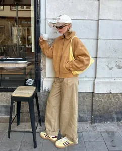 Klassische braune Wildlederjacke für Damen kombiniert mit weiten Khaki-Cargohosen