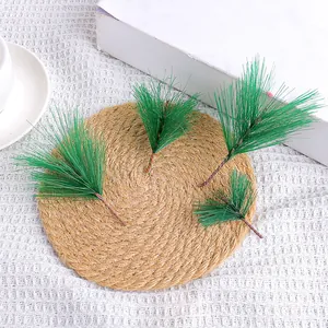 Lot de quatre aiguilles de pin artificielles vertes pour décorations de table de Noël