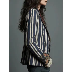 Damen Vintage Blazer im Bohème-Stil mit Streifen und floralen Gobelin-Details an den Ärmeln