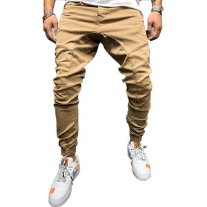 Vista detallada de pantalones cargo ajustados para hombre en color caqui con puños