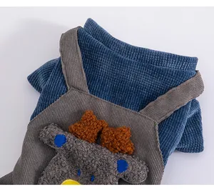 Nahaufnahme blaues Cord-Haustiershirt und graue Latzhose mit Hirsch-Plüsch