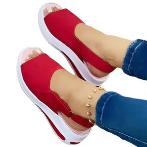 Auffällige rote Zehentrenner-Sandalen für Damen, bequeme flache Sommersandalen für den Strand.