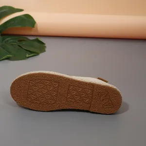 Detailopname van de antislip rubberen zool van een platte espadrille voor dames