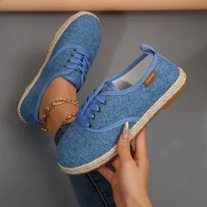 Detail van een blauwe canvas vissersschoen met een met jute omwikkelde plateauzool