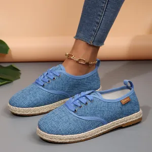 Detail van de blauwe denim canvas espadrilles voor dames met gevlochten touwzool