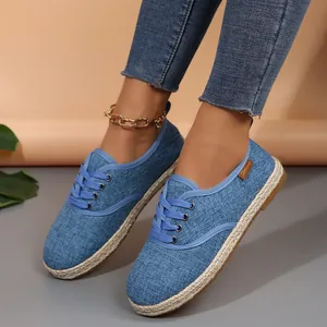 Gedetailleerde close-up van stijlvolle blauwe canvas espadrille sneakers aan de voet