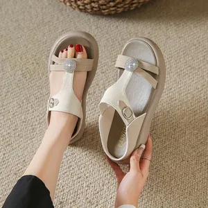 Detailansicht von beigen Plateau-Sandalen für Damen mit funkelnden Strasssteinen.