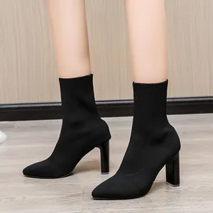 Elegante schwarze spitz zulaufende Flyknit-Sockenstiefel mit Blockabsatz für Damen