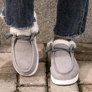 Détail des bottes de neige en velours côtelé gris avec doublure en fausse fourrure et semelle.