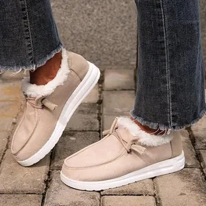 Gros plan de bottes de neige à plateforme beige avec doublure en fausse fourrure blanche.