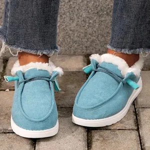 Gros plan de chaussures d'hiver en velours bleu avec doublure en fourrure blanche