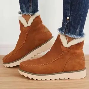 Bottines d'hiver beiges pour femmes avec semelle épaisse et doublure en fourrure.