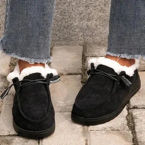 Vue détaillée de bottes de neige chaudes à plateforme en velours noir avec fourrure blanche