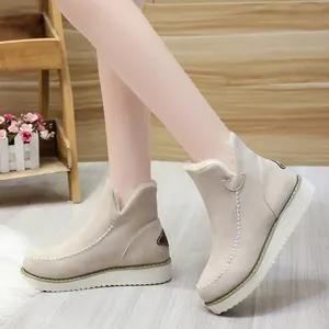 Détail de bottines d'hiver beiges à plateforme pour femme avec doublure en fourrure.