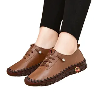 Chaussures plates confortables en cuir souple marron à lacets pour femmes d'âge moyen