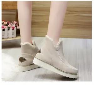 Gros plan détaillé de bottines d'hiver beige avec doublure en fourrure et semelles blanches
