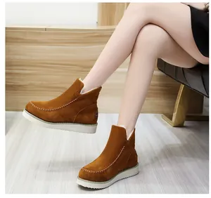 Bottines d'hiver marron élégantes à semelles épaisses et doublure en fourrure chaude.